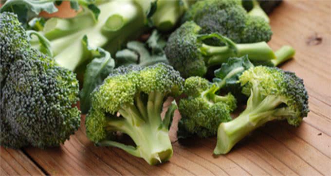 家中的厨房里，有哪些蔬菜适合狗狗吃?