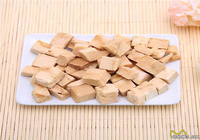 知识答疑：狗狗小便有血怎么回事?狗狗尿血严重吗?根据经验分析