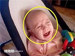 让狗狗照顾小婴儿，几秒后听不到哭声，主人走近一看差点喷饭