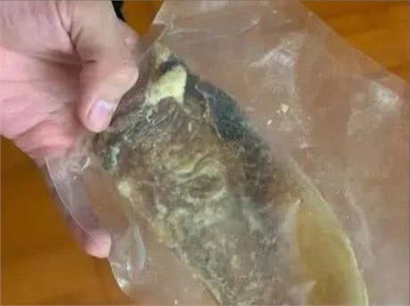 给狗狗吃零食要小心，铲屎官用血的教训告诉你，这东西千万别喂