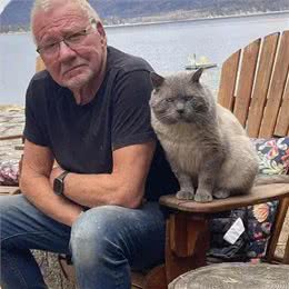大叔对猫无感，遇到这只猫后变猫奴，网友笑：一看就是像亲生的!