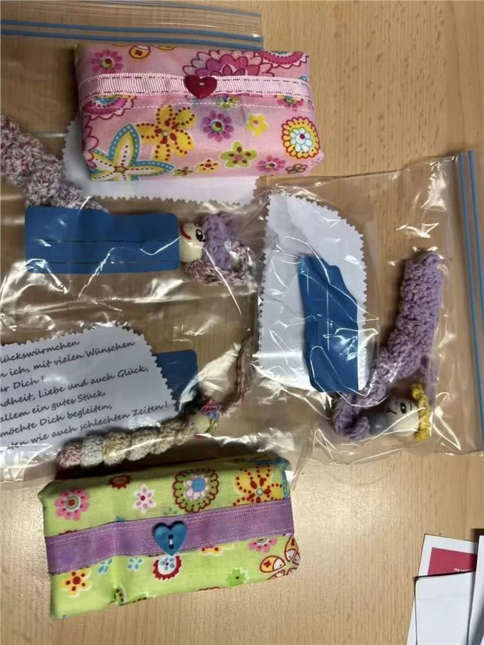 狗狗散步时突然盯着一个盒子不肯走了，主人好奇查看被感动到!