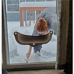 网友在外面堆了一只雪猫，猫咪一直在门口看着：没有毛，它不冷吗