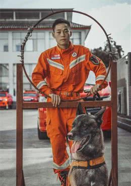 猛男+猛狗，丽江最帅组合!不服来辩
