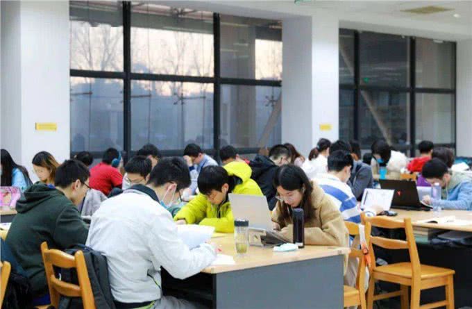 对空气狂吠，不断后退发出呜声，狗真能看到人看不到的东西?