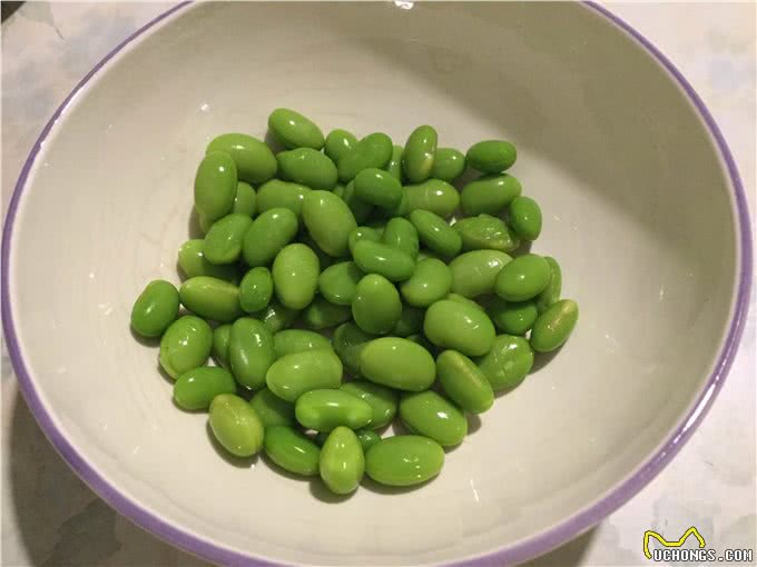 毛豆营养丰富又低卡，只要处理方法妥当，狗狗也能放心吃