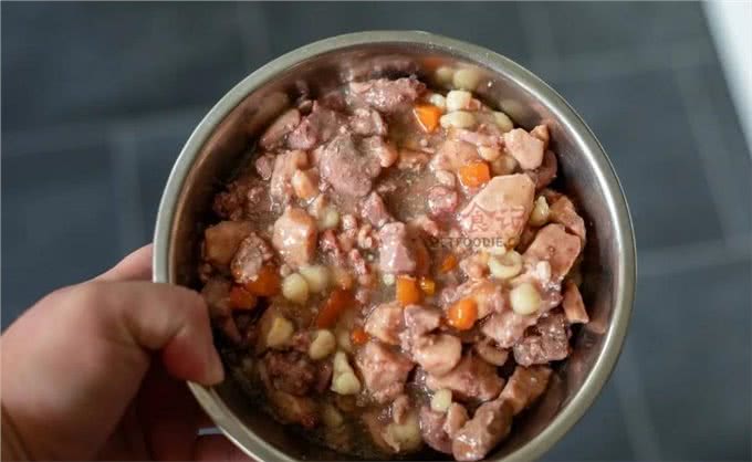 犬粮之谜：生食、自制还是干粮?一场关乎爱犬生死的悬疑抉择