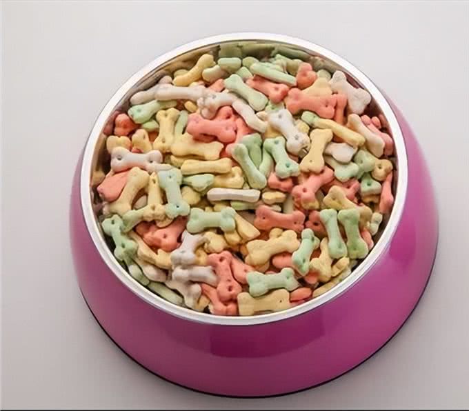 现在知道不算晚，狗狗每天适量喂零食才是正确的做法