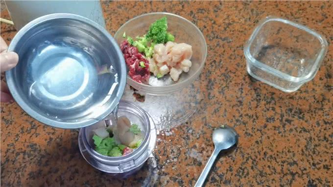 13岁老狗狗吃自制鲜食罐头的日常我乐意煮,它嘎嘎炫