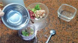 13岁老狗狗吃自制鲜食罐头的日常我乐意煮，它嘎嘎炫