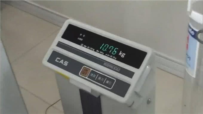 狗狗只吃蔬菜不吃肉，体重却严重超标，揭开真相后，令人哭笑不得