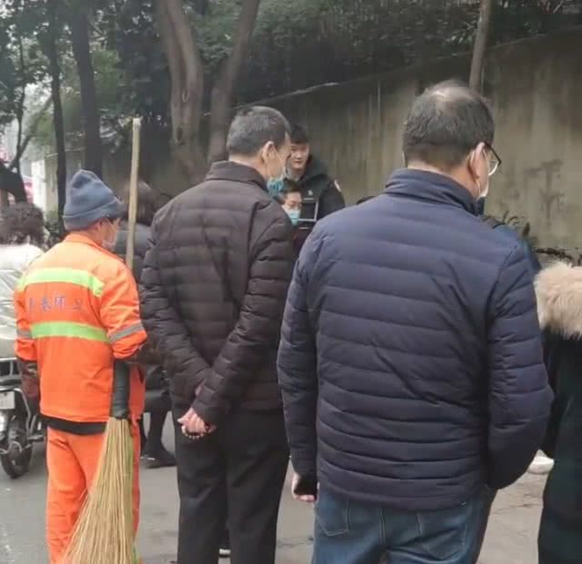 7只纯种比格犬被遗弃在路边，众人十分不解：品种犬也有人丢吗?