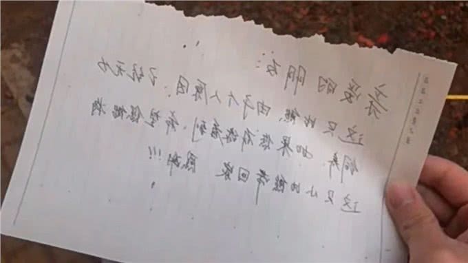 比熊被主人扔在路边后，留下一张字条独自离去，狗狗冻得浑身颤抖