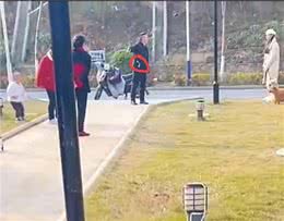 惊险一幕!家长拿菜刀教育不懂规矩的狗主人