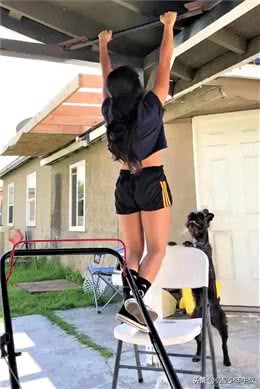 狗狗看主人练吊单杠不下来以为出事，急推椅子过来:这个给你踩