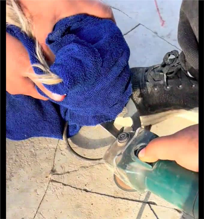 狗狗因去庙里讨食，被人用捕兽夹夹住要弄死它，得救后竟流泪感谢