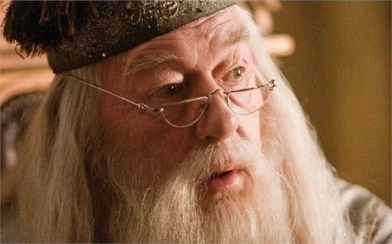 加拿大无毛猫牛顿看着大哥哥的浓密毛发:兄弟,借我睡一下!