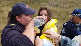 3岁小女孩迷失丛林，17岁年老忠犬陪伴整夜并带人找到她